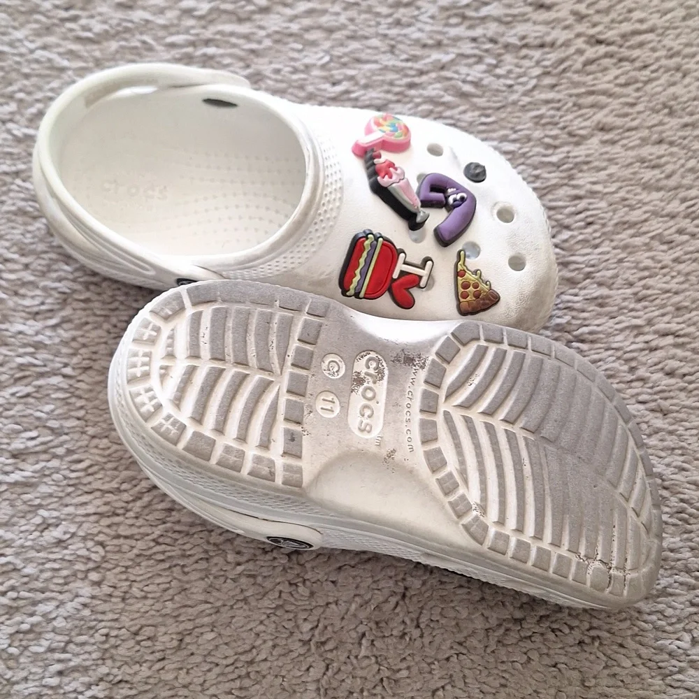 Crocs Kids White Clogs with Fun Charms Size 11 - Picture 3 of 3